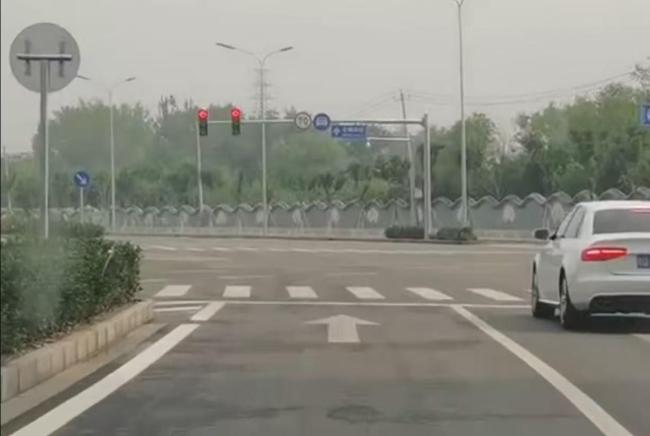 北京交警解读掉头要不要等红灯 绿灯才掉头惹争议