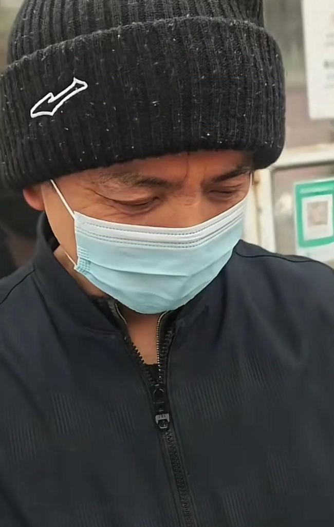 早餐车刮花140万豪车，车主只要对方赔15个鸡蛋饼：不想占他便宜，夫妻俩不容易 暖心善举获赞