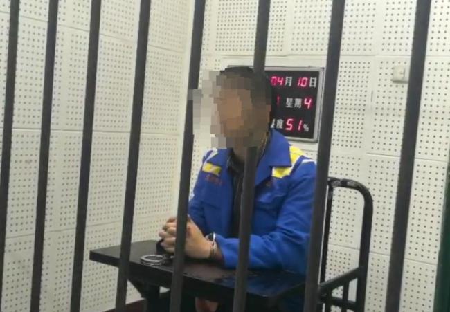 男子地铁摆拍表白同性 炒作话题博流量
