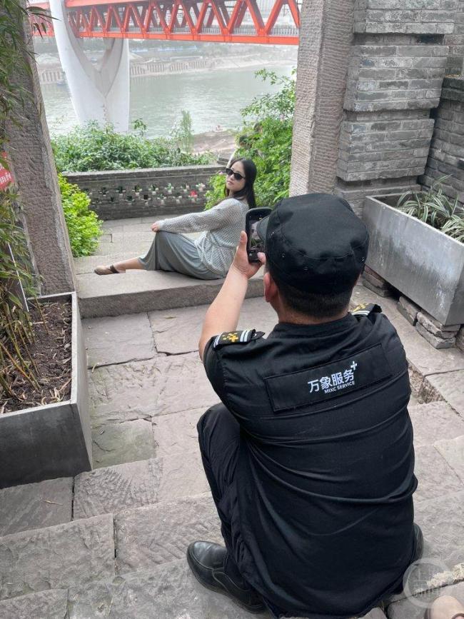 保安大叔因“很会拍照”走红