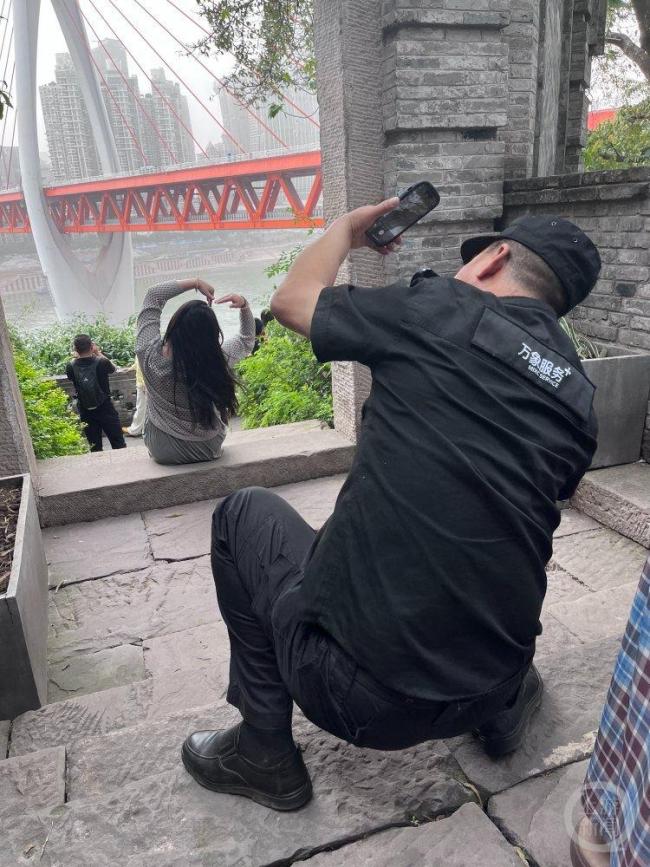保安大叔因“很会拍照”走红 游客点赞其指导摆姿