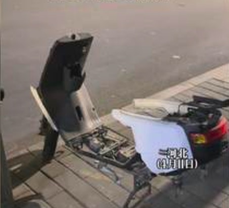 女子下班发现电动车就剩一个车架 网友：拆的这么干净？