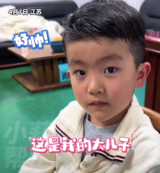 宝妈晒俩儿子一个剑眉星目一个搞笑 网友：和我家是一摸一样“同款配置”