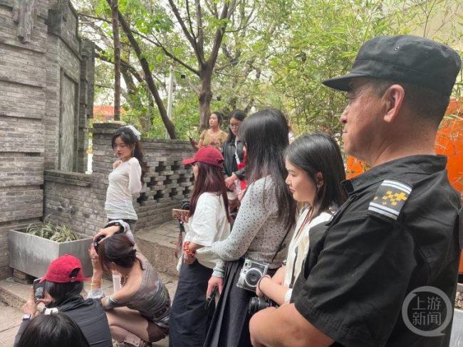 保安大叔因“很会拍照”走红 游客点赞其指导摆姿