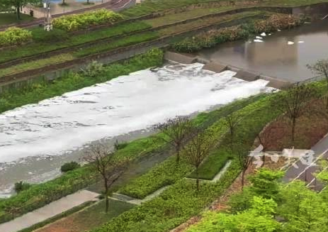 东莞一河面出现大量白色泡沫 当地环保：并非工业废水