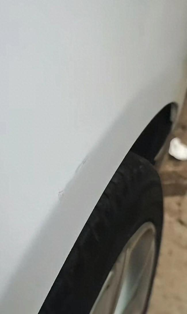 早餐车刮花140万豪车，车主只要对方赔15个鸡蛋饼：不想占他便宜，夫妻俩不容易