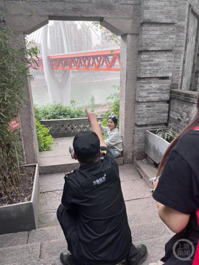 保安大叔因“很会拍照”走红 游客点赞其指导摆姿