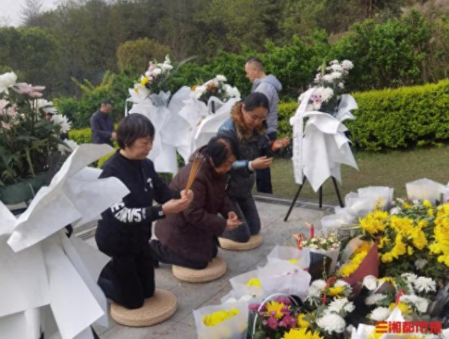 袁隆平夫人携家人墓前祭扫