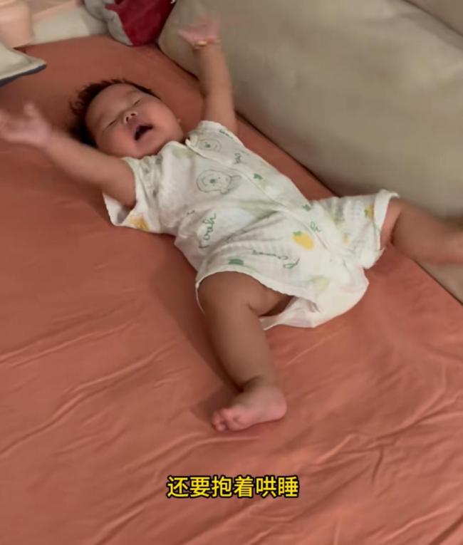 92年奶爸放弃2万月薪全职带娃 男性产后抑郁引共鸣