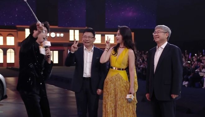 “你站中间”，余承东与刘亦菲合影主动让C位