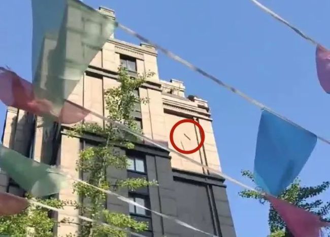 上海一男子拆违建，竟从11楼扔木板，已被抓！上海一男子拆违建，竟从11楼扔木板，已被抓！