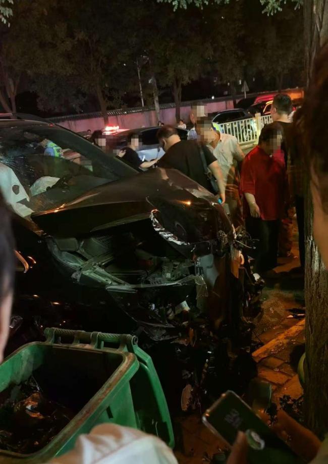 奔驰车深夜遇查酒驾强行闯卡 逃窜中撞伤交警与路人