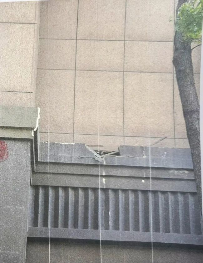 上海一男子拆违建，竟从11楼扔木板，已被抓！上海一男子拆违建，竟从11楼扔木板，已被抓！