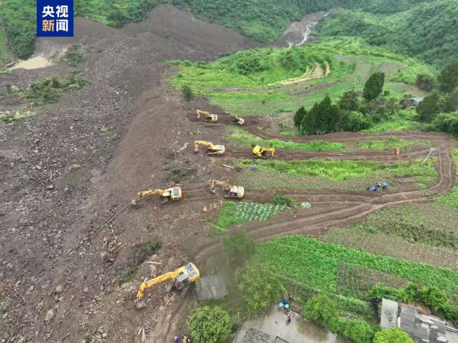 贵州大方山体滑坡救援现场：重型装备已进入
