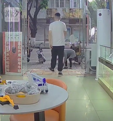 女子当街强行带走男孩 爸爸出来及时阻止