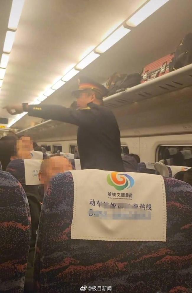 动车出站就停摆 旅客被困超4小时 12306回应无赔偿制度