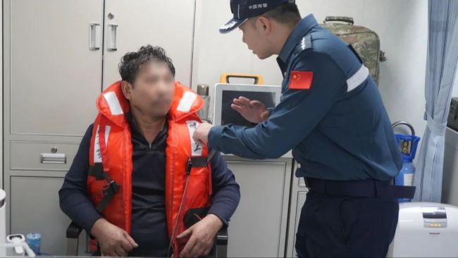 中国海警局救助8名外籍渔民
