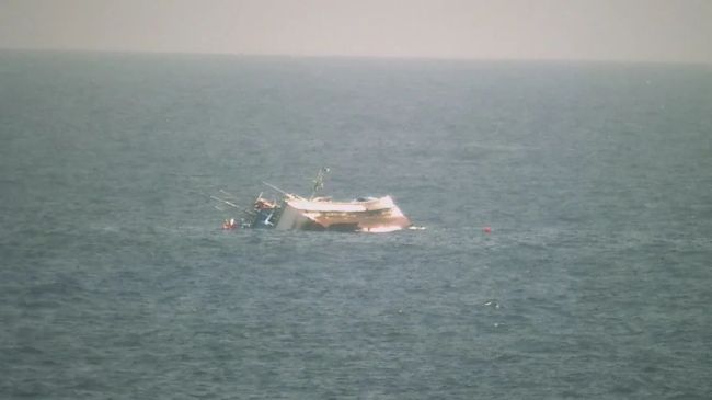 中国海警局救助8名外籍渔民 东海紧急救援成功