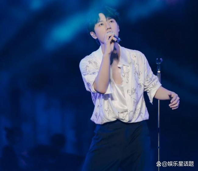 蒋敦豪和女友先后走出机场，十年爱情长跑仍甜蜜如初