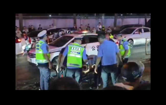 奔驰车深夜遇查酒驾强行闯卡 逃窜中撞伤交警与路人
