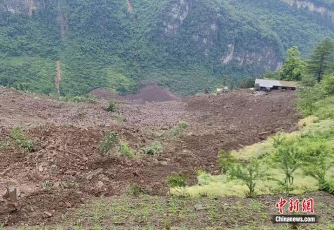 直击贵州山体滑坡救援现场