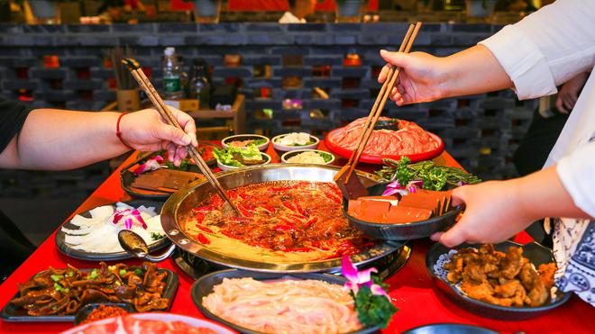 哈萨克斯坦的“三无”餐饮，拿下打工人的胃