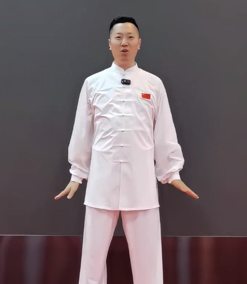 肩颈腰背僵硬人群！1个动作帮你舒活筋骨