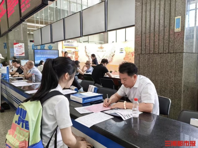 长沙举办高校毕业生招聘会 456个岗位助力高质量就业