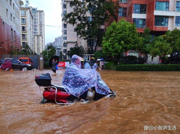 成都雷暴雨小区电梯变“水帘洞” 暴雨突袭影响出行