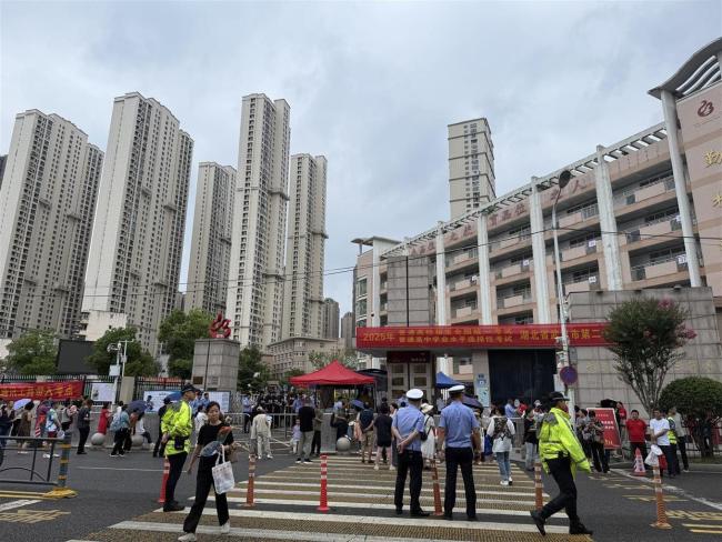 妹妹身穿金榜题名衣服为哥哥加油