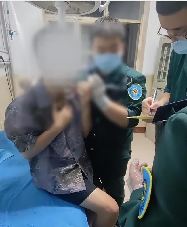 山西小伙脖子被扎多根烧烤签