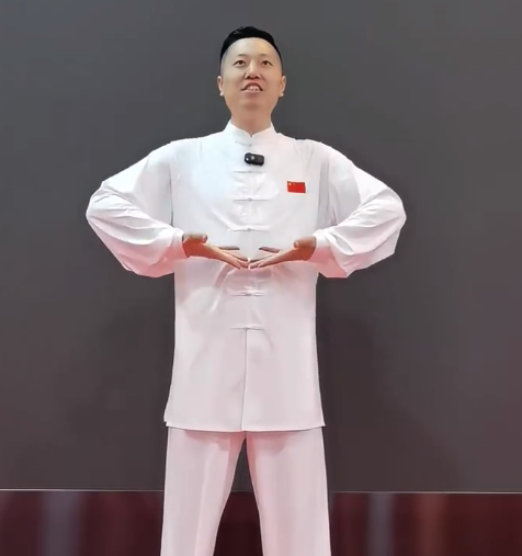 肩颈腰背僵硬人群！1个动作帮你舒活筋骨