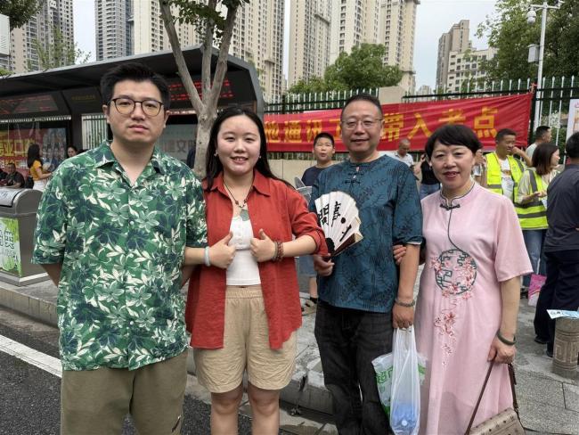 妹妹身穿金榜题名衣服为哥哥加油 全家总动员助考