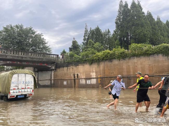 成都雷暴雨小区电梯变“水帘洞” 暴雨突袭影响出行