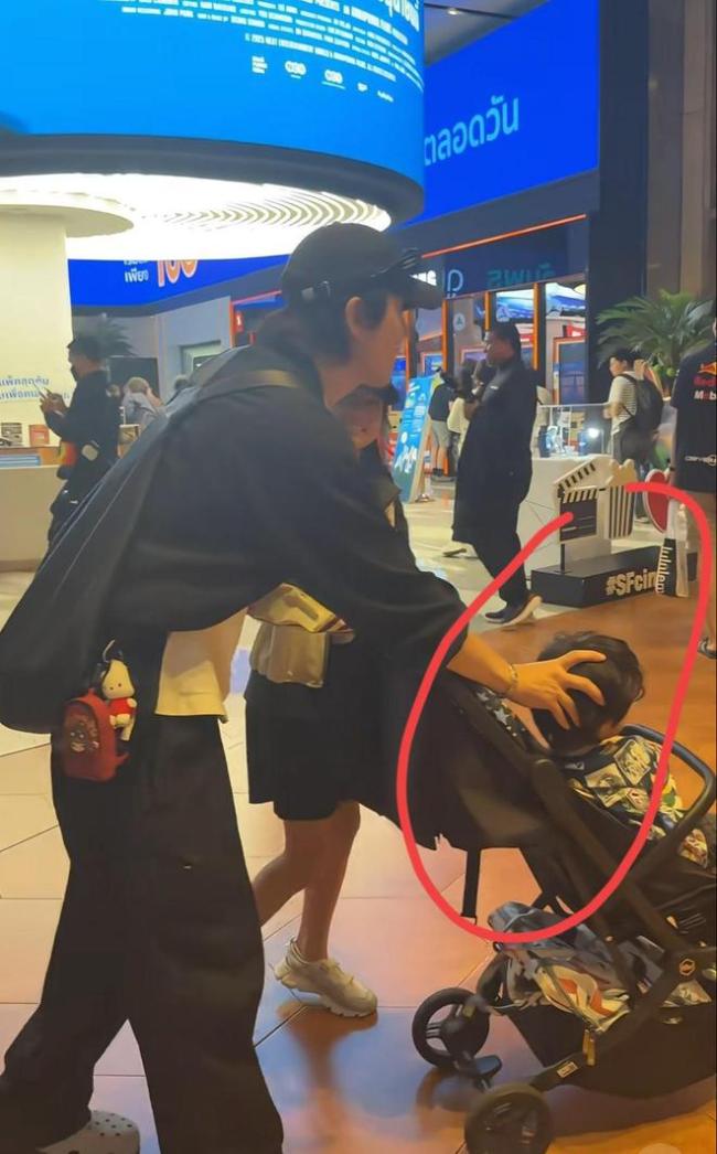 戚薇一家四口泰国被偶遇 幸福出游羡煞旁人