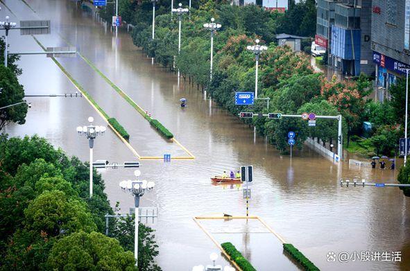 成都雷暴雨小区电梯变“水帘洞” 暴雨突袭影响出行