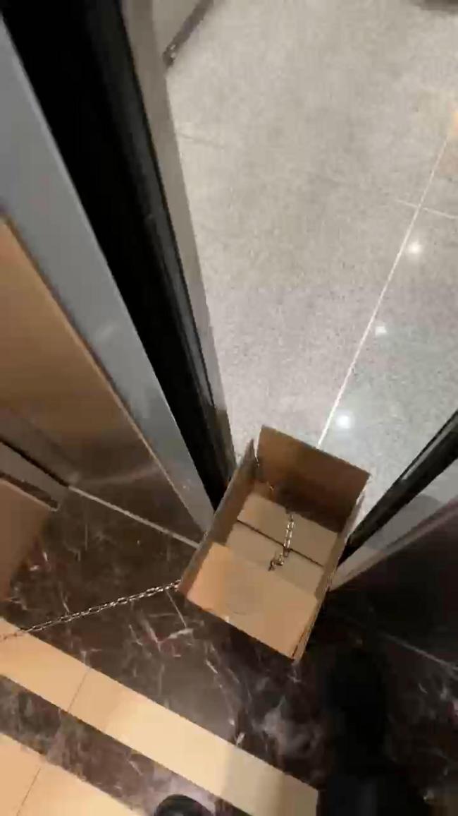 物业回应顶楼一孕妇将电梯加装锁链 噪音问题引发争议