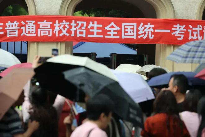 九大AI模型再答高考作文：座次剧烈变动