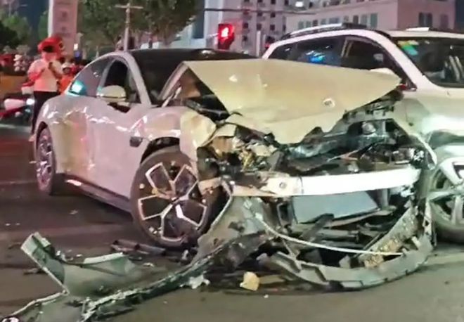 一小米SU7在郑州街头连撞8辆汽车，车主已被警方控制