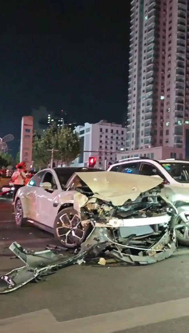 一小米SU7在郑州街头连撞8辆汽车，车主已被警方控制