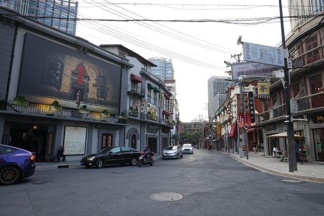 他们的故事｜在“酱园弄”邂逅裁缝、面馆店主和老街主理人，揭秘他们的生意经