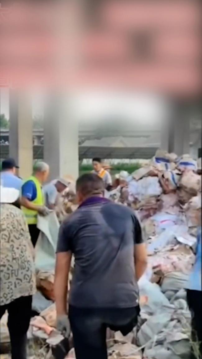 货车出事故肉品散落遭路人捡拾