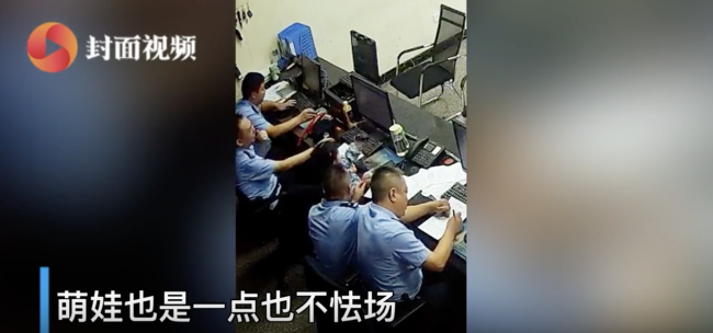 走失萌娃在派出所萌言萌语逗乐民警 温馨一幕温暖人心