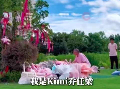 乔任梁出道十八周年 父亲为其扫墓