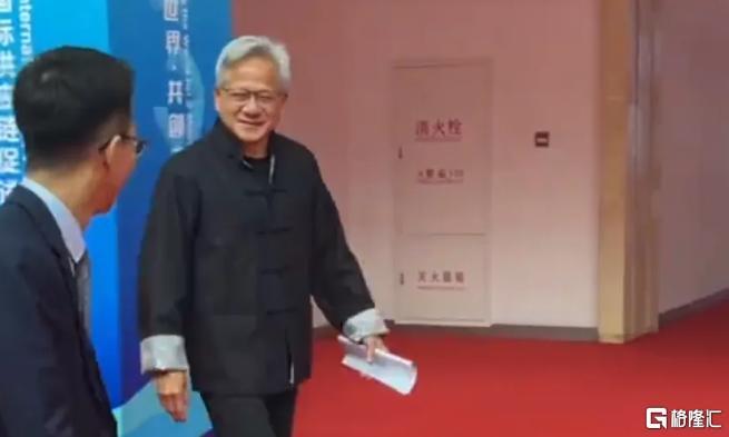 穿唐装、飙中文！黄仁勋高调“示爱”中国，AI产业链兴奋了！