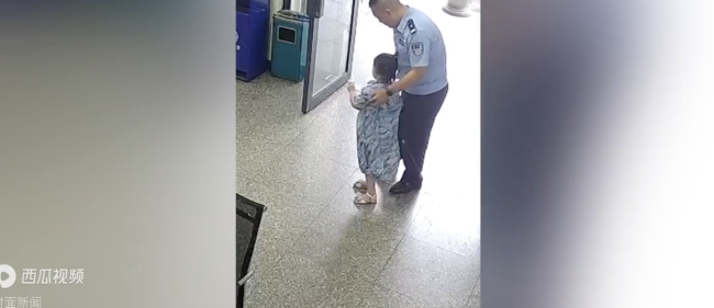 走失萌娃在派出所萌言萌语逗乐民警 温馨一幕温暖人心