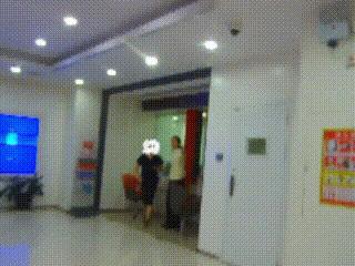 女子要取走390万现金柜员报警
