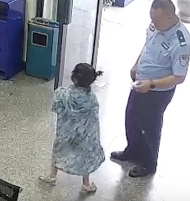 走失萌娃在派出所萌言萌语逗乐民警 温馨一幕温暖人心