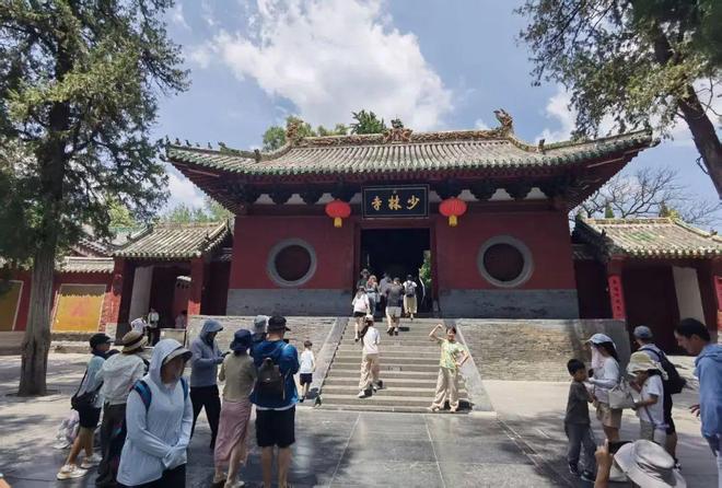 少林寺现场直击：新住持微笑挥手进入围挡的方丈室