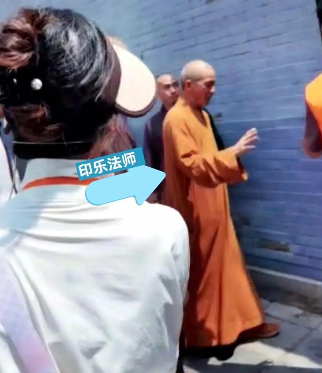 少林寺现场直击：新住持微笑挥手进入围挡的方丈室